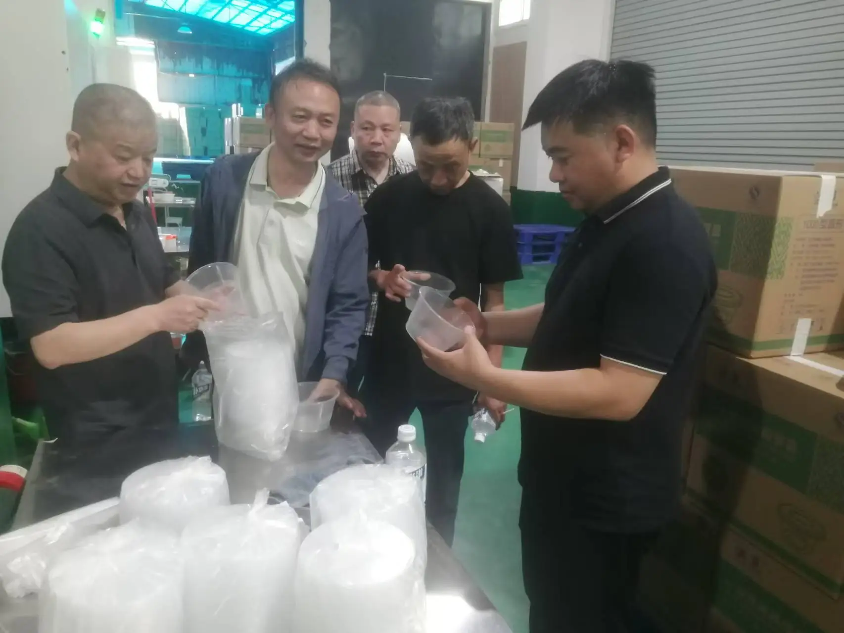 圆形外卖盒别着急扔，剪一个洞放厨房，赚大了，看完都回家试一试