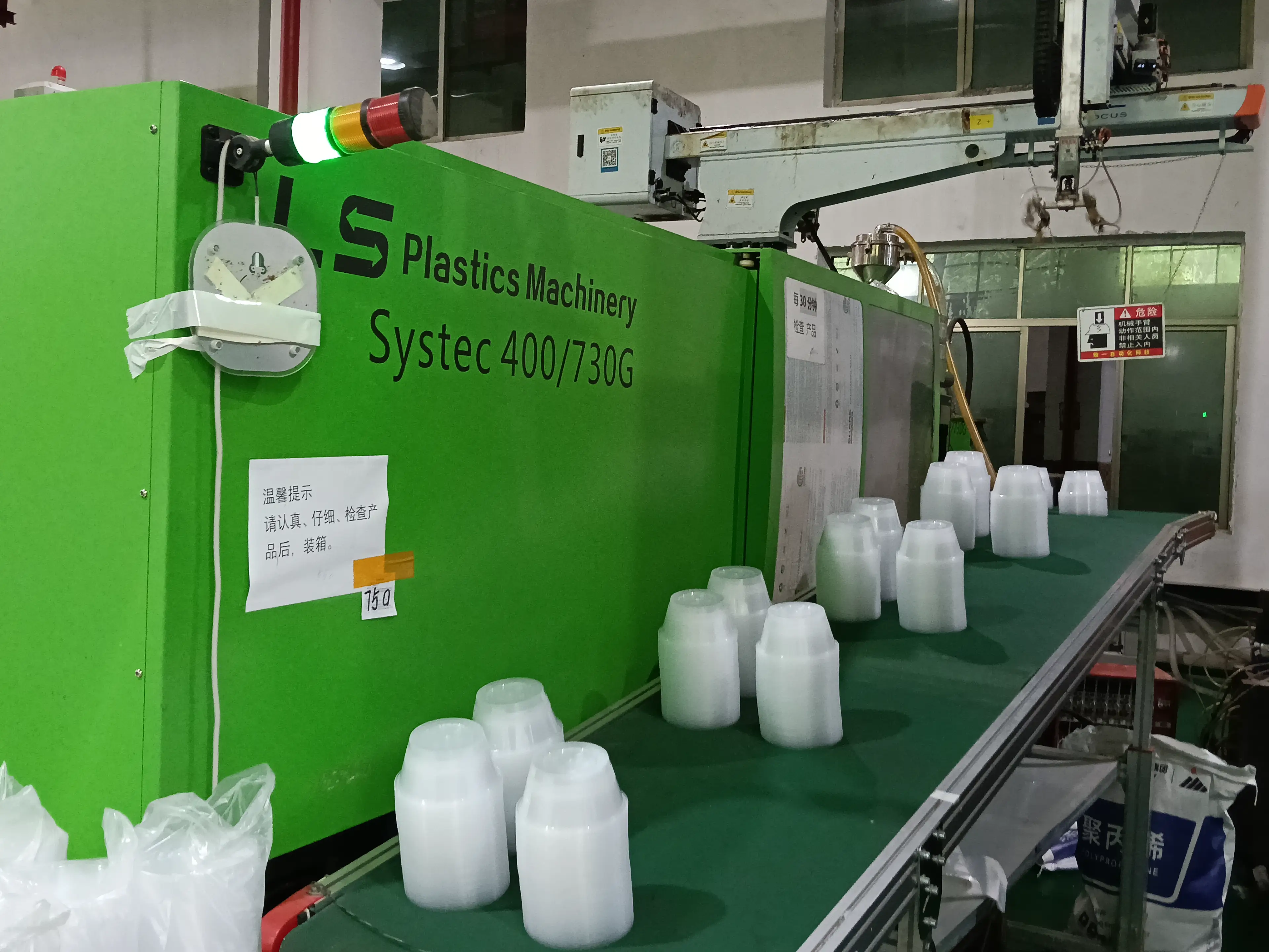 一次性塑料餐盒材质解析：PP与PS的性能差异与安全应用